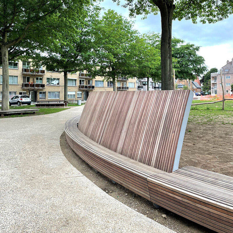 Trafiroad zitbanken picknicktafel eikelplein