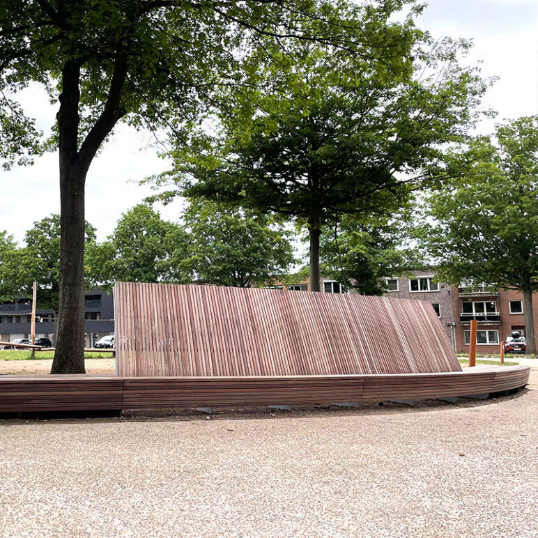Trafiroad zitbanken picknicktafel eikelplein