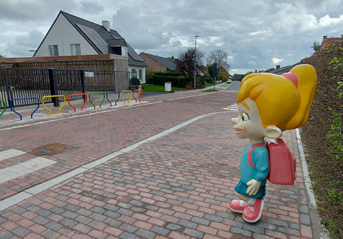 Trafiroad schoolstraat pittem omegabeugels kleurenmix lily waarschuwingsfiguur