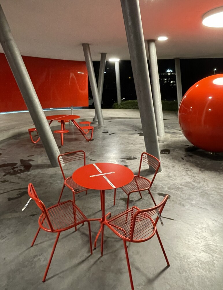 Trafiroad Rode Bol Gent referentie rood straatmeubilair