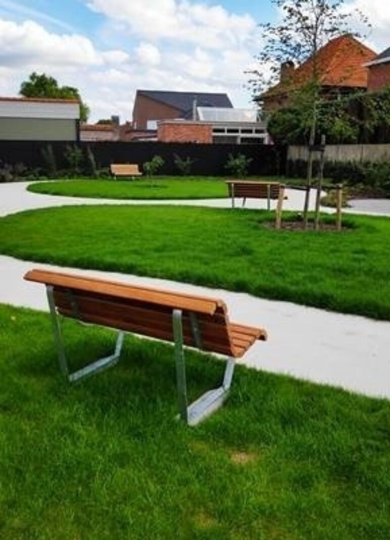 Trafiroad seniorvriendelijke zitbanken zorgtuin 1 jpg