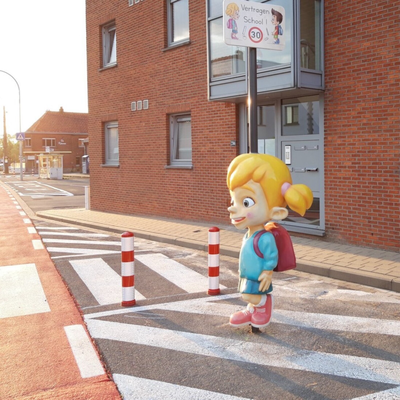 Trafiroad Tom en Lily schoolomgeving