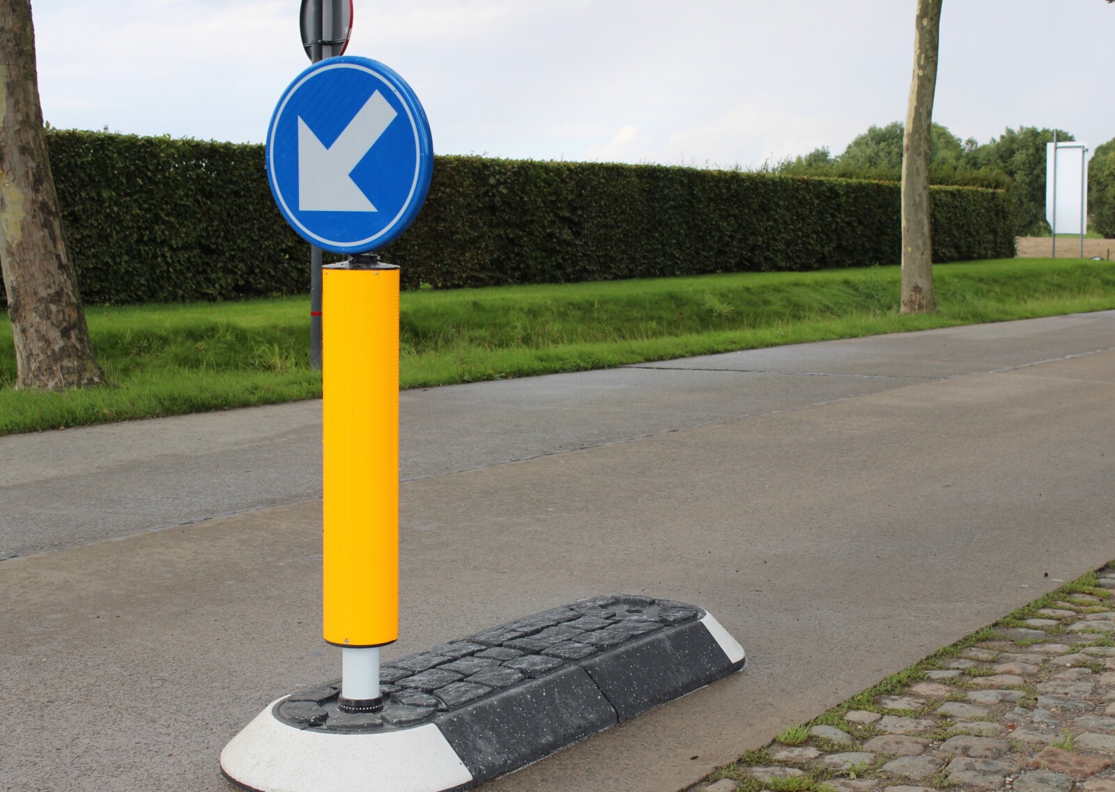 Trafiroad  polecone  verkeerseiland ieper